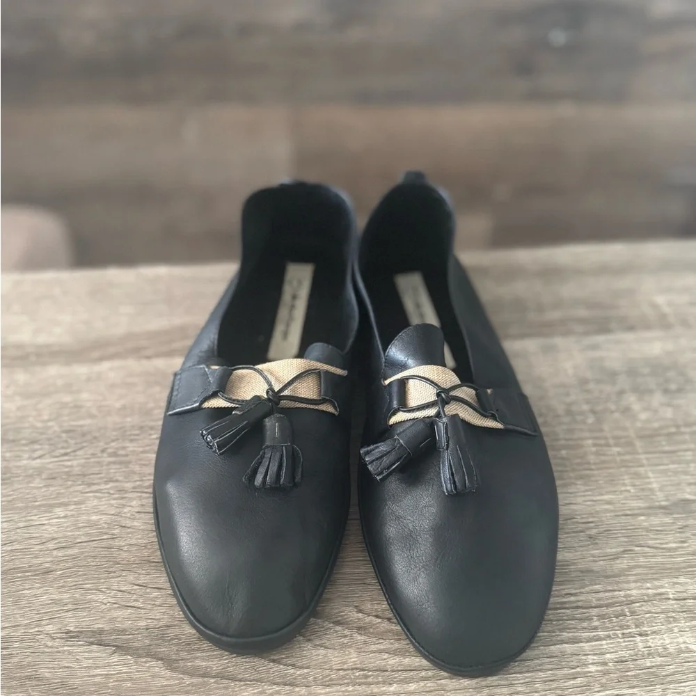 Elegant Black Leather Loafers with Tassels - Picture 5 of 9